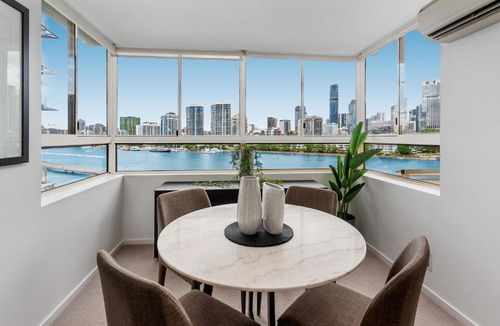 New Farm Apartment | Riverside Studio With Pool, Gym & Parking Near CBD