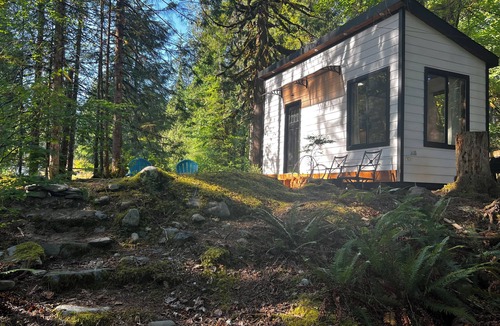 Verlot Cabin | Riverside Tiny House for 2