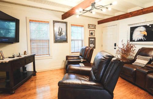 Bastrop House | Riverside Zen and Pet-Friendly Escape Retreat in Bastrop, Texas