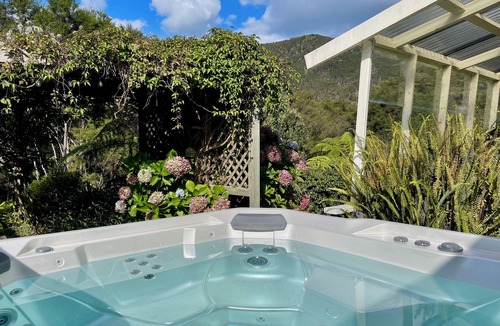 Thames House | RiverSong Retreat