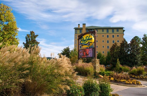Pigeon Forge Condo | Riverstone 3BR condo, 5 min-Ripken/Dollywood/LeConte,Golf View, Indoor Pool