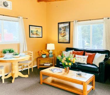 Klamath House | Riverview Cozy Home by the River