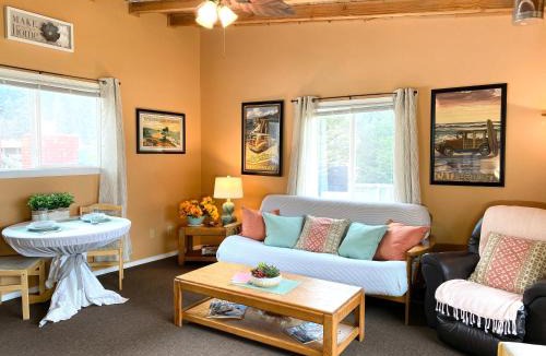 Klamath House | Riverview Cozy Home by the River