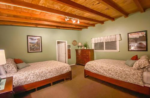 Klamath House | Riverview Cozy Home by the River