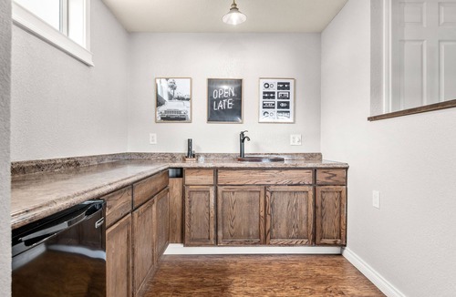 Clarkston House | Riverview Home - walking trails - convenient location