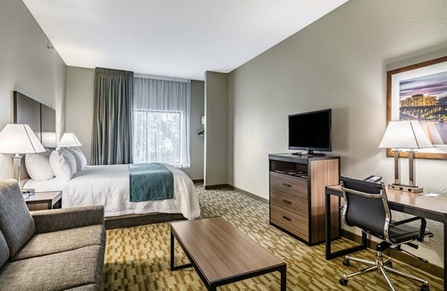 Rockford Hotel | Riverview Inn & Suites, an Ascend Collection Hotel