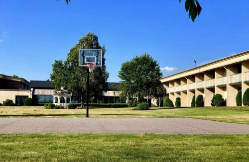 Somerset Hotel | Riverview Inn & Suites