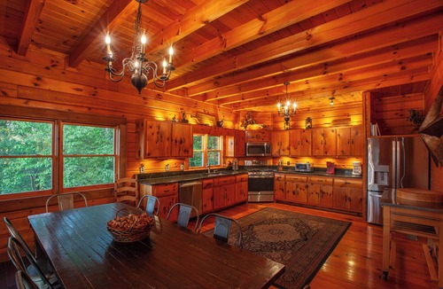 Blue Ridge Cabin | Riverview Lodge – 5 Suites, River Access, Mountain Views, Hot Tub