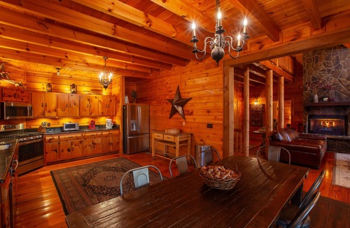 Blue Ridge Cabin | Riverview Lodge – 5 Suites, River Access, Mountain Views, Hot Tub