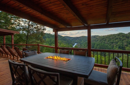 Blue Ridge Cabin | Riverview Lodge – 5 Suites, River Access, Mountain Views, Hot Tub