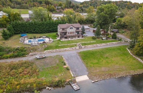 Dauphin House | Riverview Lodge Summa