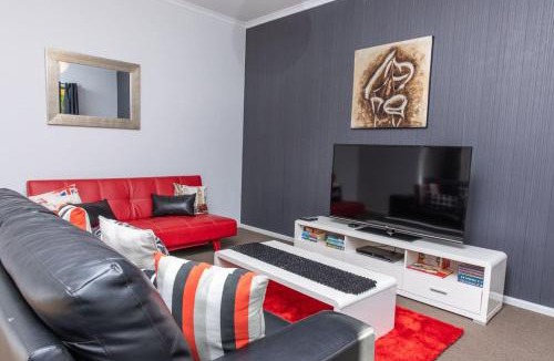 Gawler House | Riverview- Modern 3 Bedroom sleeps 2-8