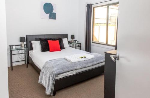 Gawler House | Riverview- Modern 3 Bedroom sleeps 2-8