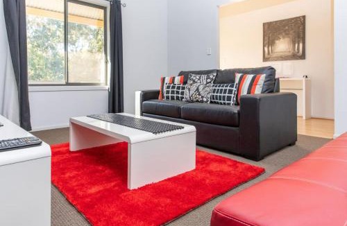 Gawler House | Riverview- Modern 3 Bedroom sleeps 2-8