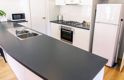 Gawler House | Riverview- Modern 3 Bedroom sleeps 2-8