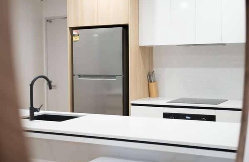 Surfers Paradise Apartment | Riverview Retreat Pet-Friendly Apt + Pool/Parking