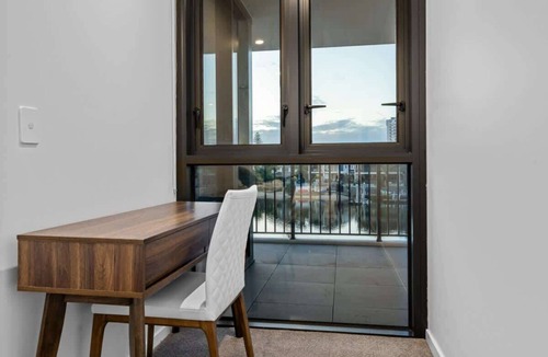 Surfers Paradise Apartment | Riverview Retreat Pet-Friendly Apt + Pool/Parking