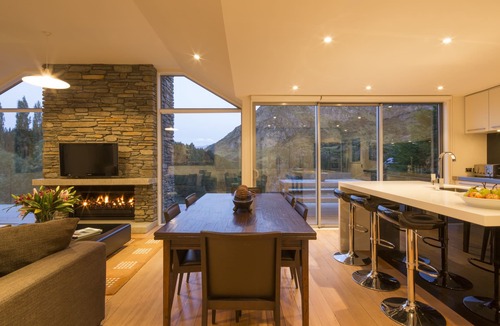 Arthur's Point House | Riverview Retreat