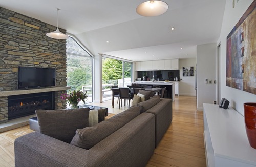 Arthur's Point House | Riverview Retreat