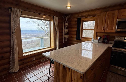 De Soto House | Riverview Retreat/Sleeps 6