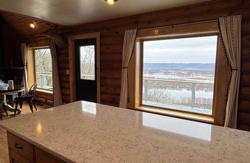 De Soto House | Riverview Retreat/Sleeps 6