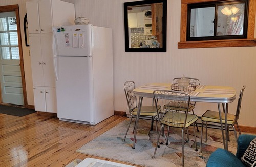 Friendsville Apartment | Riverview Suite