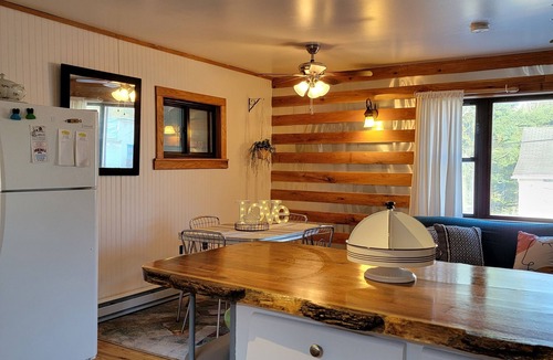 Friendsville Apartment | Riverview Suite