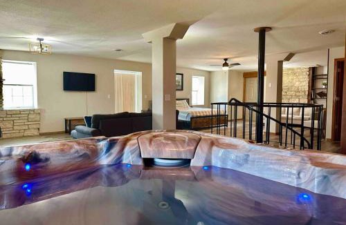 Bellevue Villa | Riverview Villa - Hot Tub Suite (River Rock Inn)