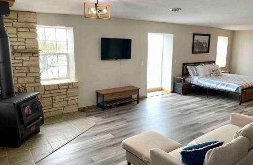 Bellevue Villa | Riverview Villa - Hot Tub Suite (River Rock Inn)