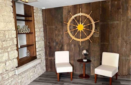 Bellevue Villa | Riverview Villa - Hot Tub Suite (River Rock Inn)