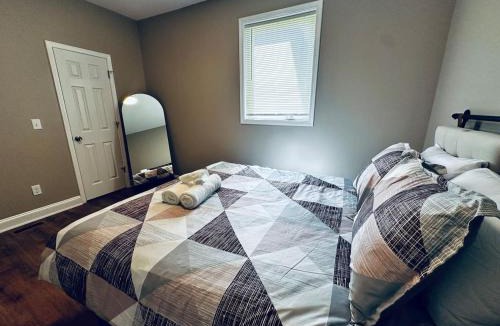 Downtown Niagara Falls House | Riverview Walk to Falls Newly Renovated 6 BDRMS