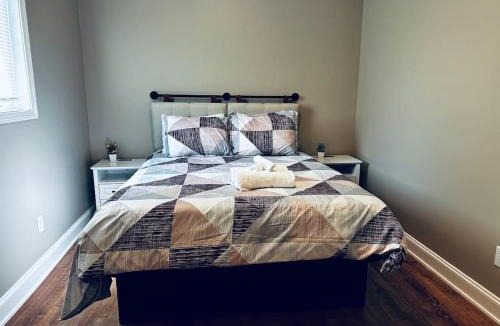 Downtown Niagara Falls House | Riverview Walk to Falls Newly Renovated 6 BDRMS