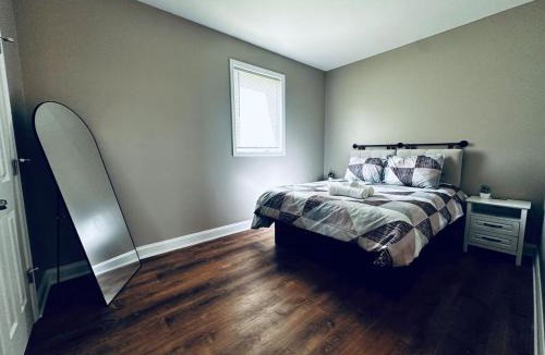 Downtown Niagara Falls House | Riverview Walk to Falls Newly Renovated 6 BDRMS
