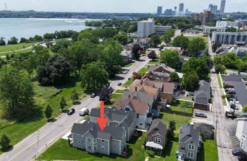Downtown Niagara Falls House | Riverview Walk to Falls Newly Renovated 4 BDRMS