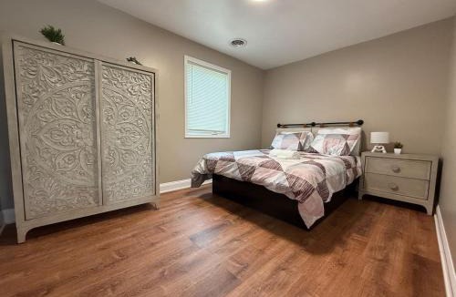 Downtown Niagara Falls House | Riverview Walk to Falls Newly Renovated 4 BDRMS