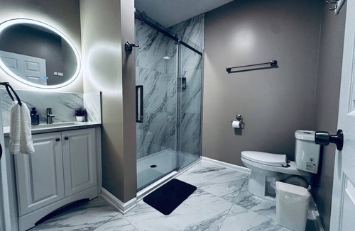 Downtown Niagara Falls Villa | *Riverview*Walk to Falls*Newly Renovated*1st floor