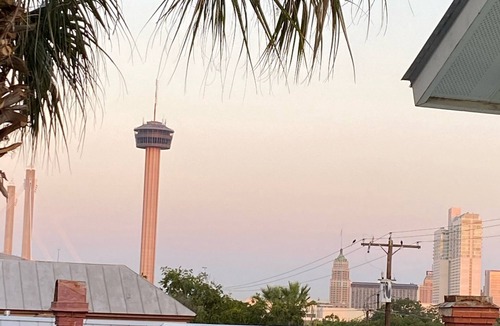 Near East Side House | RIVERWALK/ALAMODOME TOWNHOME - WITH HOT TUB & Wood Fire Pit!1 MILE TO RIVERWALK