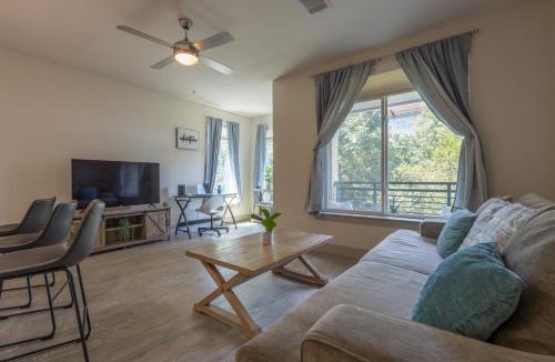Downtown San Antonio Apartment | Riverwalk and Pool view Apt with King bed Infinity Pool Gym Free Parking