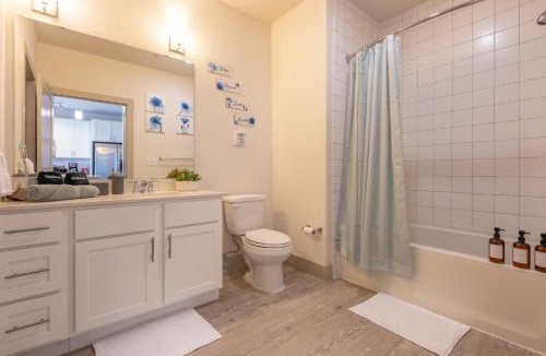 Downtown San Antonio Apartment | Riverwalk and Pool view Apt with King bed Infinity Pool Gym Free Parking