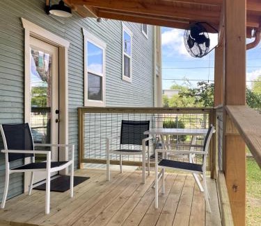 Mahncke Park House | Riverwalk Pearl Zoo Museums Pool 5 BR 4 full and 1 half Baths