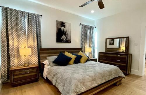 Mahncke Park House | Riverwalk Pearl Zoo Museums Pool 5 BR 4 full and 1 half Baths