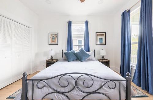 Mahncke Park House | Riverwalk Pearl Zoo Museums Pool 5 BR 4 full and 1 half Baths