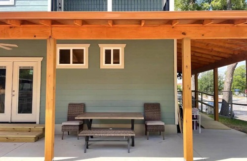 Mahncke Park House | Riverwalk, Pearl, Zoo, Museums, Pool 5 BR 4 1/2 Baths Sleeps 12