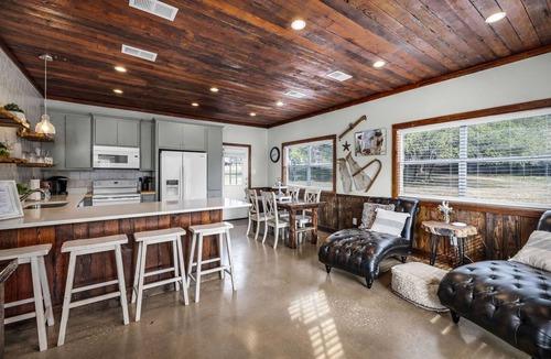 Kyle House | Riverwalk | Pet-Friendly | Fishing | Deck | Grill