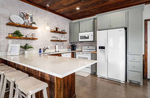 Kyle House | Riverwalk | Pet-Friendly | Fishing | Deck | Grill