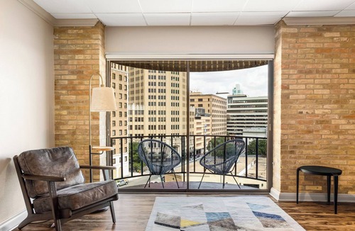 Main - Military Plaza House | RiverWalk Plaza - Junior Suite King