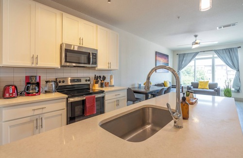 Downtown San Antonio Apartment | RiverWalk Top Floor City View Apt w/King Bed, Infinity Pool, Gym & Free Parking