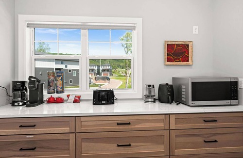 Riverside House | RiverWest Hunters Lodge - River View-Dog Friendly