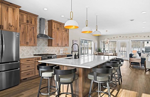 Duluth House | RiverWest White Pine- Hot Tub - Sauna- Dog Friendly