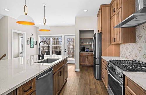 Duluth House | RiverWest White Pine- Hot Tub - Sauna- Dog Friendly